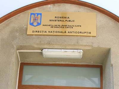Doi botoşăneni, care deţin o insulă în Mamaia, cercetaţi de DNA pentru afaceri ilegale cu petrol