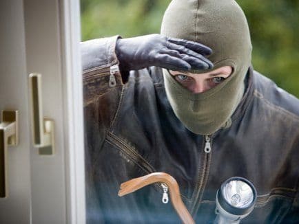 Suspect de comiterea unui furt din locuinţă, identificat şi depistat de poliţişti 
