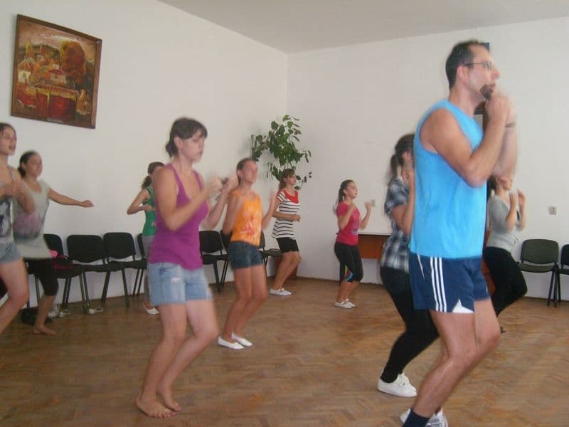 Trupa de majorete se pregătește pentru prima reprezentație