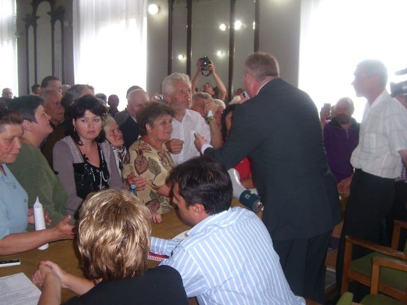 Prefectul Cristian Roman asaltat de sinistraţi la Dorohoi - FOTO