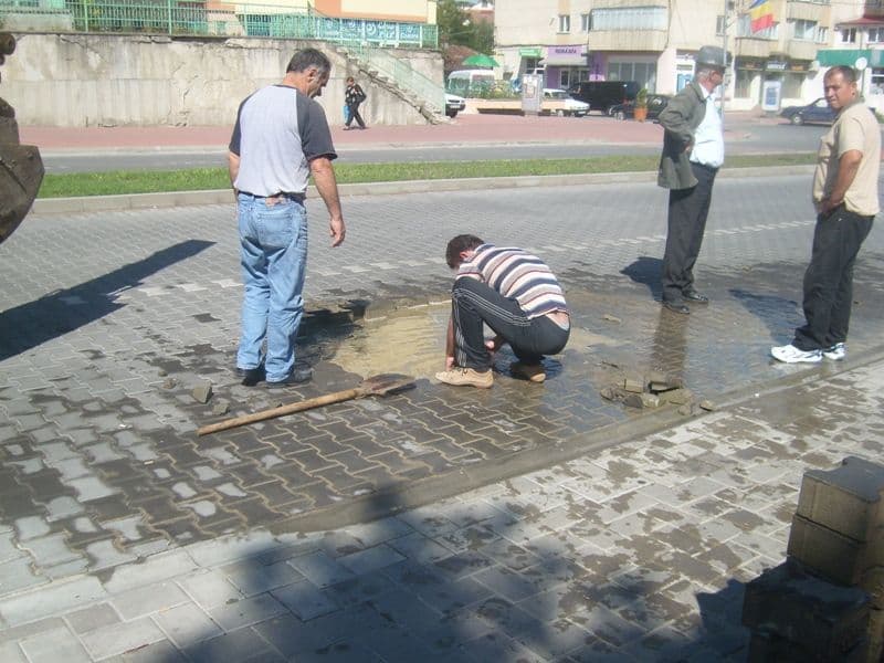 Conductă de apă spartă sub pavele