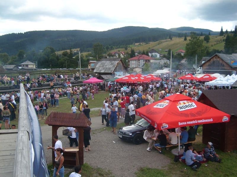 Cel mai mare păstrăv şi cea mai mare mămăligă la Festivalul Naţional al Păstrăvului