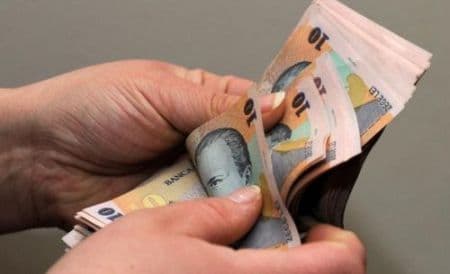 Un subofiţer de jandarmi a găsit 5.000 de lei …           