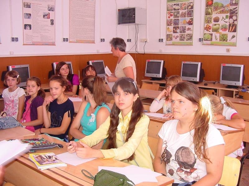 Şcoala nr.7 Dorohoi :Jocuri distractive şi dansuri populare la Şcoala de vară