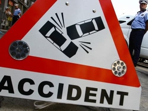 Trei persoane rănite şi mai multe bunuri distruse, într-un accident rutier 