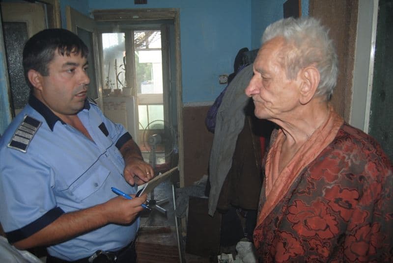 O oală cu mâncare în flăcări, provoacă tensiuni într-o scară de bloc