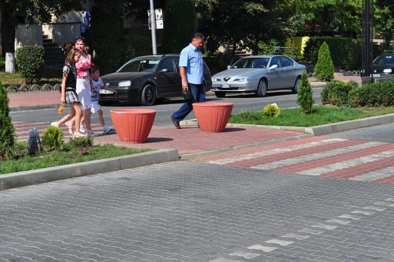 Dorohoi: Primăria nevoită să amplaseze ghivece la trecerile de pietoni de pe Bulevardul Victoriei