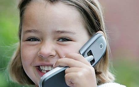 Cu telefonul lângă penar