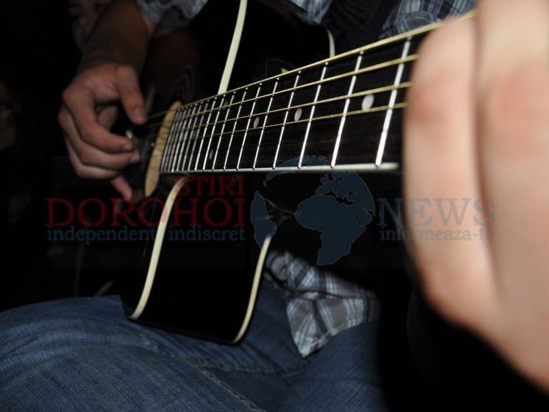 Seara de folk a fost transformată ieri într-o seară de karaoke