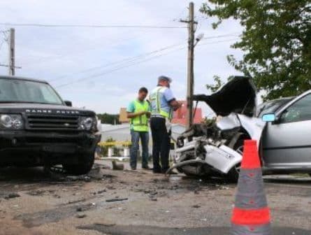Doi adolescenţi au ajuns pe patul de spital în urma unui accident de circulaţie