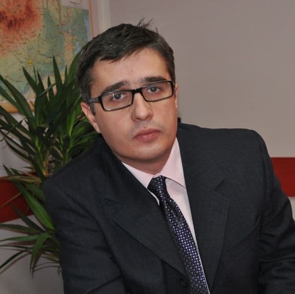Andrei Dolineaschi i-a interpelat pe miniştrii Banconschi şi Igaş în cazul botoşăneanului închis abuziv în Franţa