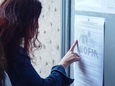 AJOFM Botoşani: Se caută operatori comerciali şi muncitori necalificaţi în confecţii