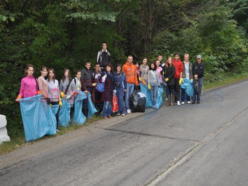 Regina Maria (VIDEO): Acțiune de ecologizare efectuată de elevi în pădurea Horlăceni și Gorovei în cadrul acțiunii Let`s do it Romania!