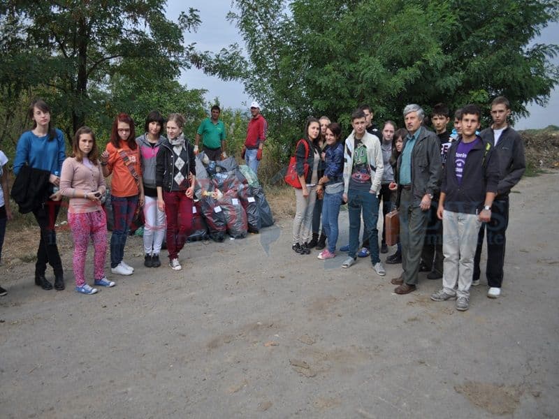 Colegiul Naţional Grigore Ghica și funcționari din cadrul primăriei au participat la campania Let’s Do It Romania!
