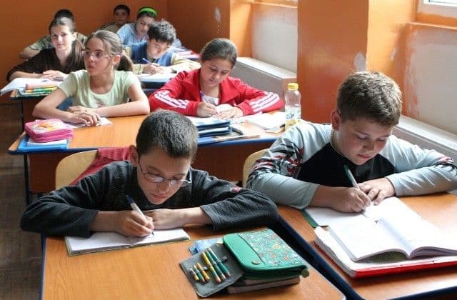 Evaluarea elevilor de liceu şi gimnaziu începe luni 