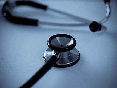 Guvernul va limita asistenţa medicală socială şi va impune asigurări suplimentare la unele servicii