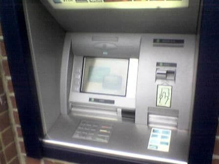 Doi dorohoieni arestați după ce au montat un dispozitiv pe un bancomat la Suceava