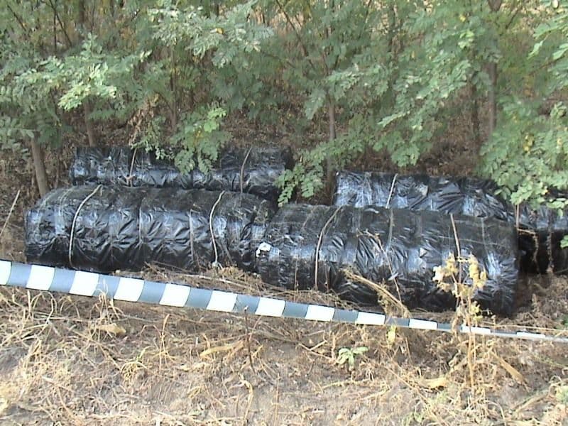 Patru cetățeni români reţinuţi pentru contrabandă cu ţigări la frontiera cu Moldova