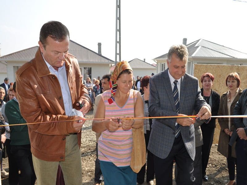 Dorohoi: Astăzi s-au inaugurat 27 de case construite în Dumbrava Roșie - VIDEO - FOTO