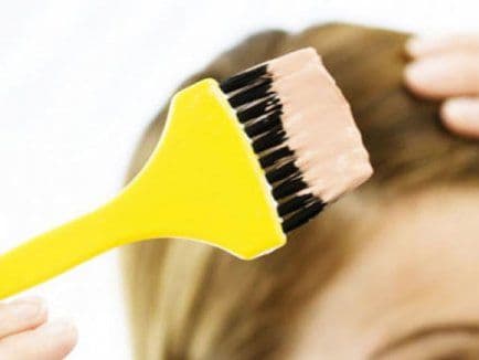 O adolescentă de 17 ani a murit la 20 de minute după ce şi-a vopsit părul