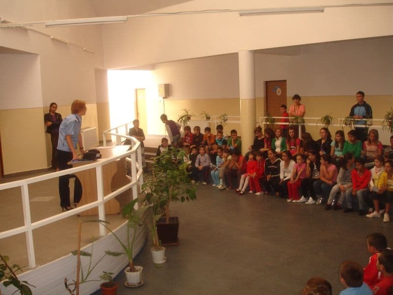 Jandarmii botoșăneni efectuează activități preventive cu elevii