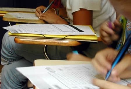 Culmea educaţiei: A picat de patru ori bacul, dar predă fizică în locul directoarei