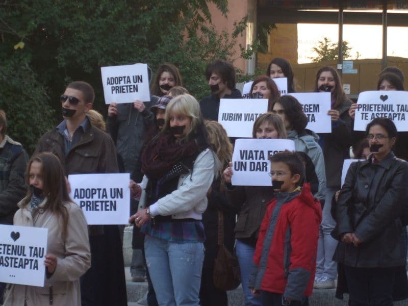 Peste 1 500 de romani au protestat in 9 orase din Romania sub deviza „Nu mai vreau caini in strada - DA Sterilizarii NU Uciderii”