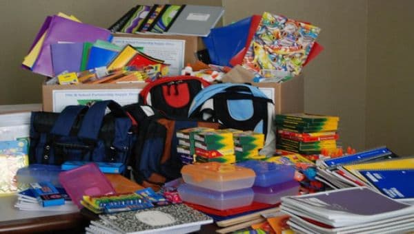 Rechizitele şcolare pentru elevii săraci vor fi distribuite până la jumătatea lunii noiembrie
