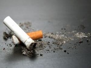 De joi, Românii vor fuma doar ţigări antiincendiu