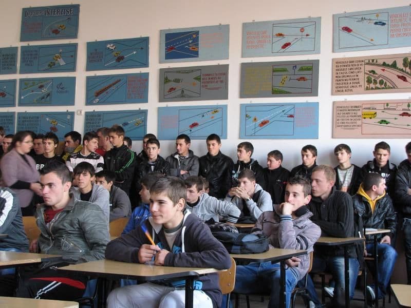 Grup Şcolar „Al. Vlahuţă”: Captivi în libertate!