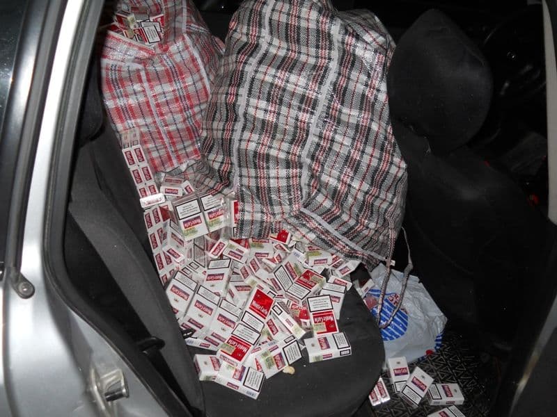 Maşină plină cu ţigări blocată în trafic de poliţiştii de frontieră