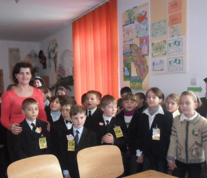 ZIUA ROMÂNIEI – Zi de sărbătoare şi la Şcoala ,,Mihail Sadoveanu” din Dumbrăviţa 