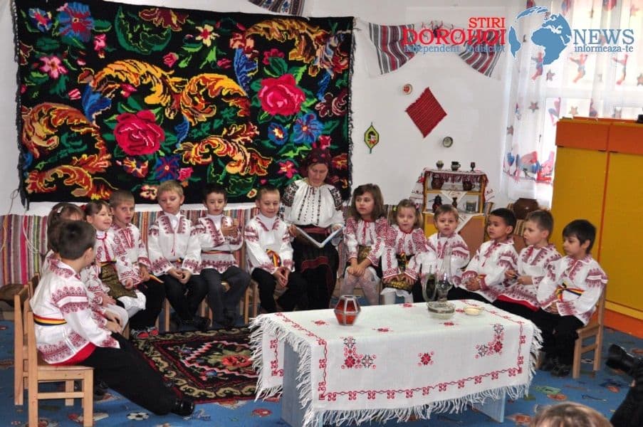Gradiniţa nr.10 Dorohoi (VIDEO/FOTO): Basmele şi tradiţiile românilor sunt la ele acasa în pragul sărbătorii naţionale