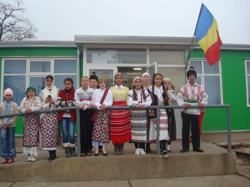 Ziua de 1 Decembrie marcată la Școala Borzești printr-un parteneriat cu Școala Broscăuți