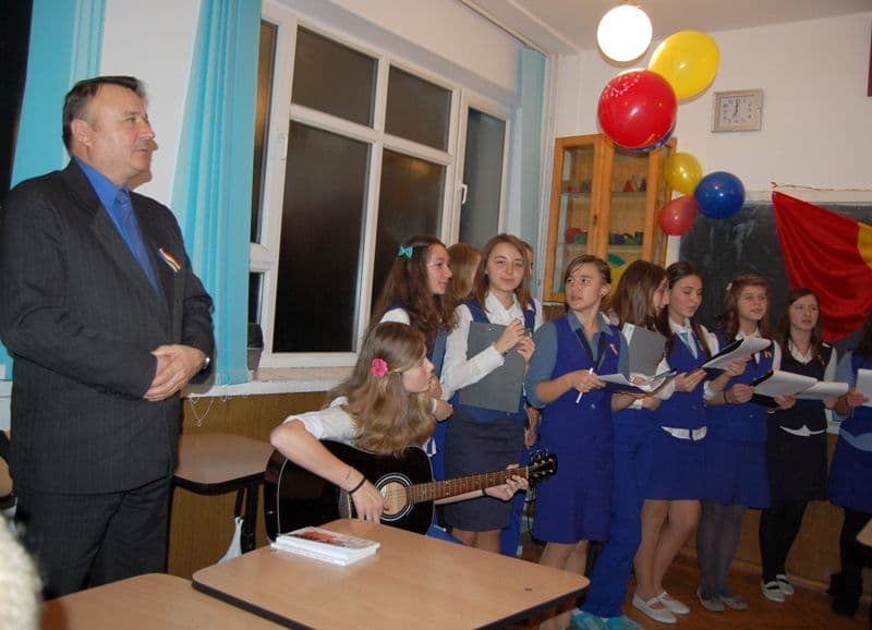 Şcoala Generalã Nr. 8 „Mihail Kogãlniceanu’’: Montaj literar-muzical și mini-concert la pian cu ocazia zilei de 1 Decembrie