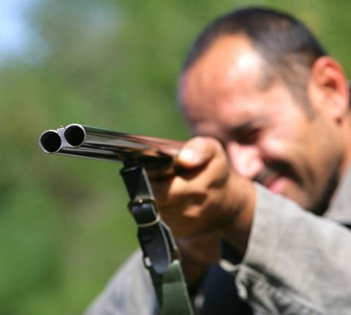 Trei mecanizatori amenințați cu pușca de un consătean