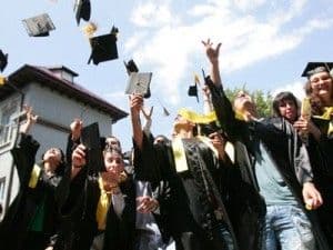 Absolvenţii Universităţii „Spiru Haret” au scăpat de reluarea licenţei