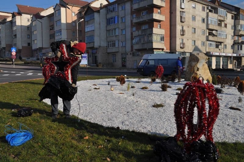 Dorohoi: Ornarea orașului pentru sărbătorile de iarnă este în toi
