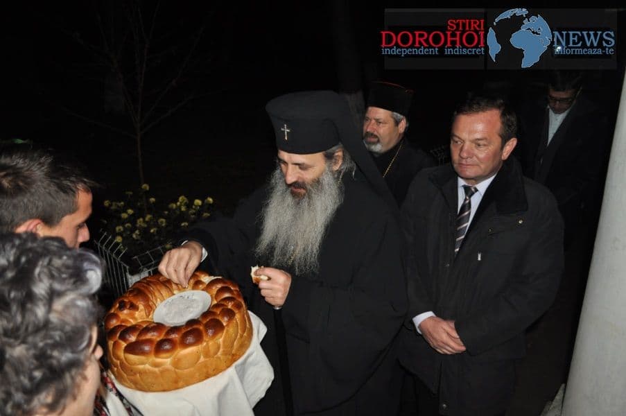 Dorohoi (VIDEO/FOTO): ÎPS Teofan întîmpinat cu colinde 