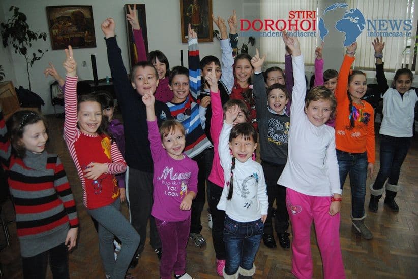 Bucuria sărbătorilor de iarnă, exprimată de elevi din Dorohoi, în cadrul spectacolului „Poveşti la gura sobei”