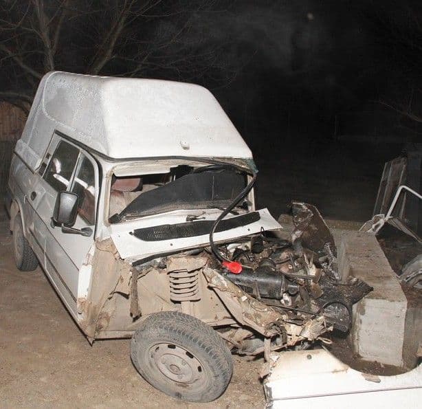 Două persoane au rămas încarcerate în urma unui accident la Brăeşti
