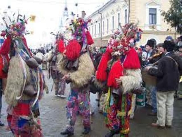 Întâlnire cu organizatorii formațiilor de datini și obiceiuri