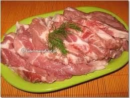 Cartofi gratinați cu cotlet de porc și sos de ciuperci