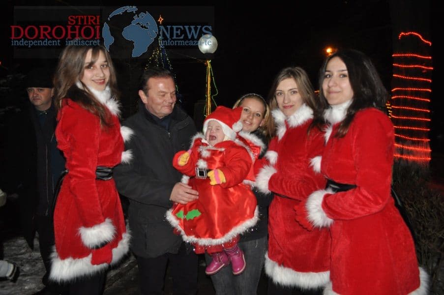 Primarul ajutat de Moș Crăciun a împărțit cadouri copiiilor VIDEO/FOTO
