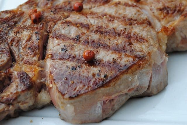 Studiu: O bucată de carne de vită la grătar = 300 de ţigări fumate