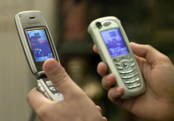 Clienții Orange și Vodafone rămân fără semnal în 2012?