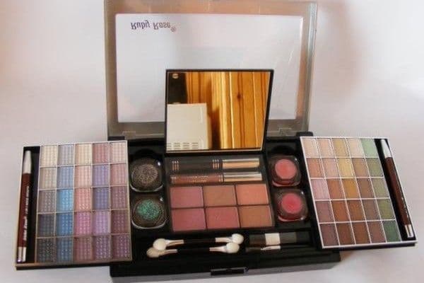 Vezi lista neagră a cosmeticelor toxice la vânzare 