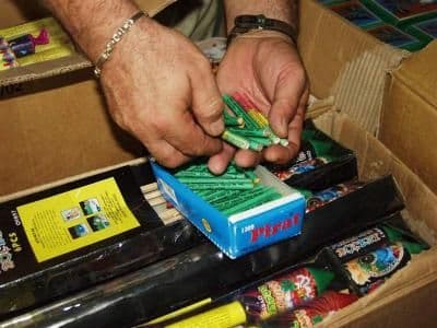 Captură record de artificii: riscă închisoarea pentru că au fost prinşi cu 2 tone de petarde