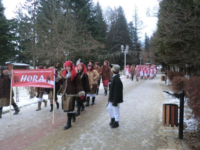 Ansamblul folcloric „Hora”, din Văculeşti - VIDEO/FOTO, prezent la Festivalul Naţional de Datini şi Obiceiuri de Iarnă