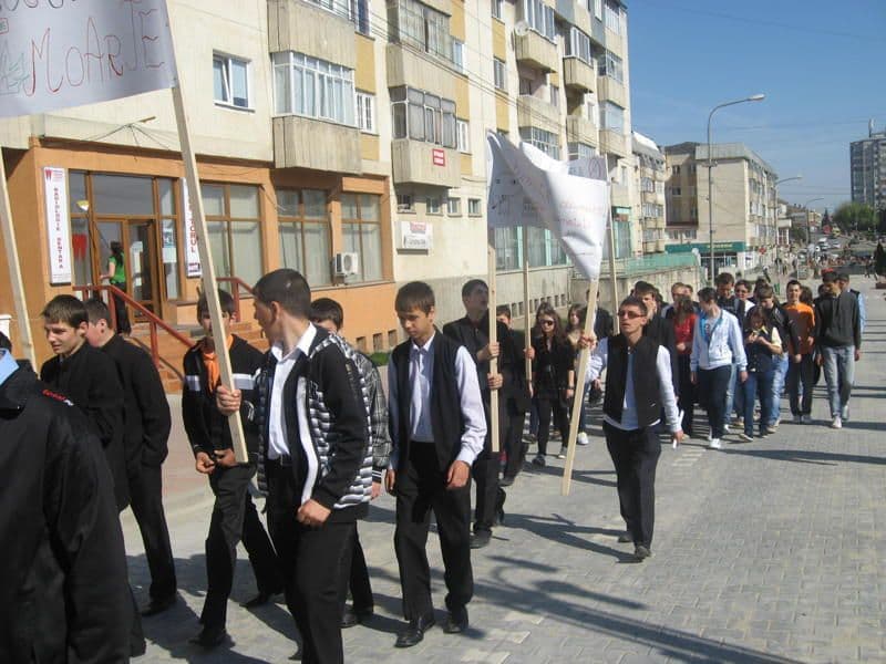Noi iubim viata (2)